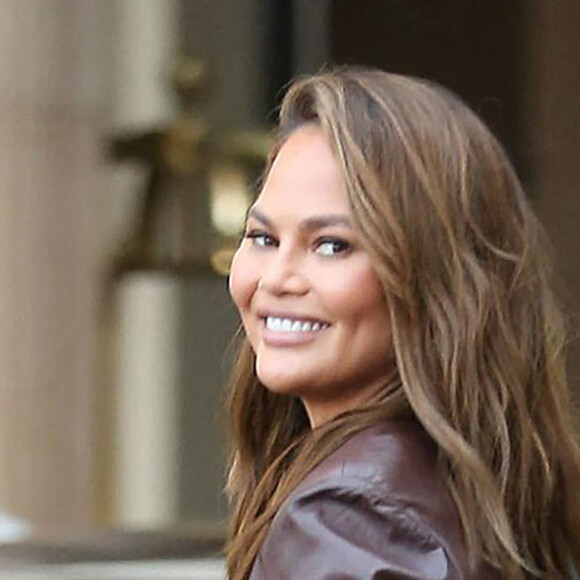 Chrissy Teigen arrive à l'hôtel Melbourne à Beverly Hills le 3 mars 2022. 