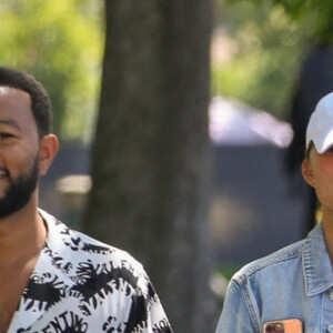 John Legend et sa femme Chrissy Teigen passent la journée au parc avec leurs enfants à Los Angeles, le 14 mai 2022.