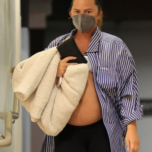 Exclusif - Chrissy Teigen enceinte s'est rendue chez son médecin à Los Angeles le 12 janvier 2023.