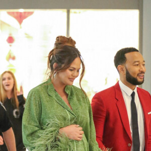 Chrissy Teigen, enceinte, et son mari John Legend à la sortie du centre commercial "Westfield" à Los Angeles, le 11 décembre 2022.