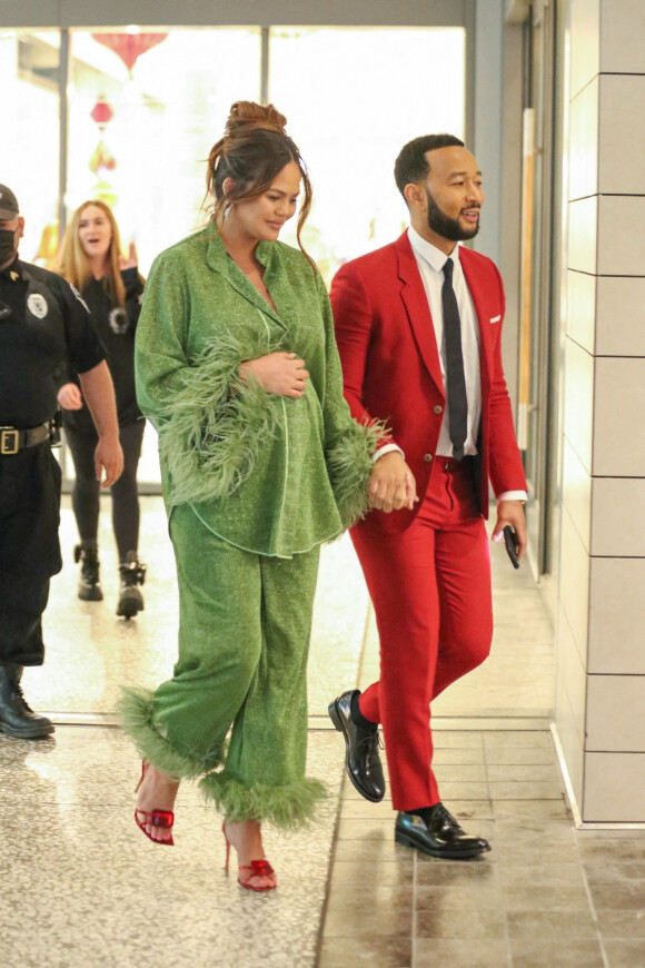 Chrissy Teigen, enceinte, et son mari John Legend à la sortie du centre commercial "Westfield" à Los Angeles, le 11 décembre 2022.