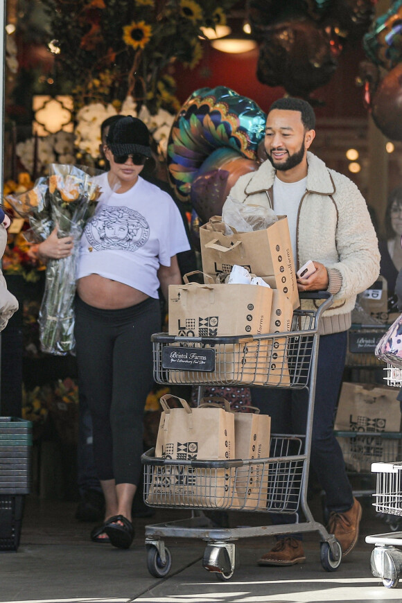 Chrissy Teigen, enceinte, son mari John Legend et leurs enfants Luna et Miles font les courses la veille de Thanksgiving dans une épicerie de Beverly Hills à Los Angeles, Californie, Etats-Unis, le 23 novembre 2022.
