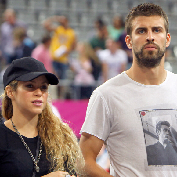 Shakira enceinte et son compagnon Gerard Pique assistent au quart de finale de la coupe du monde de basket entre la Slovénie et les États-Unis à Barcelone en Espagne.