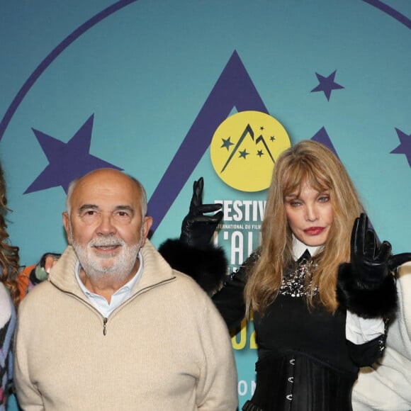 Elodie Fontan, Gérard Jugnot, Arielle Dombasle, Philippe Lacheau - Cérémonie d'ouverture du 26e Festival international du film de comédie de l'Alpe d'Huez, le 16 janvier 2023. © Dominique Jacovides / Bestimage