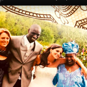 Hélène Sy a dévoilé une photo de son mariage avec Omar en 2007. Ils posent avec leurs mamans