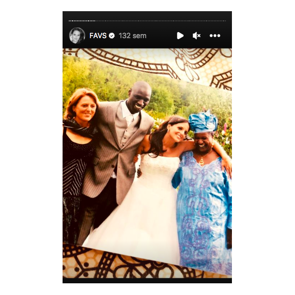 Hélène Sy a dévoilé une photo de son mariage avec Omar en 2007. Ils posent avec leurs mamans