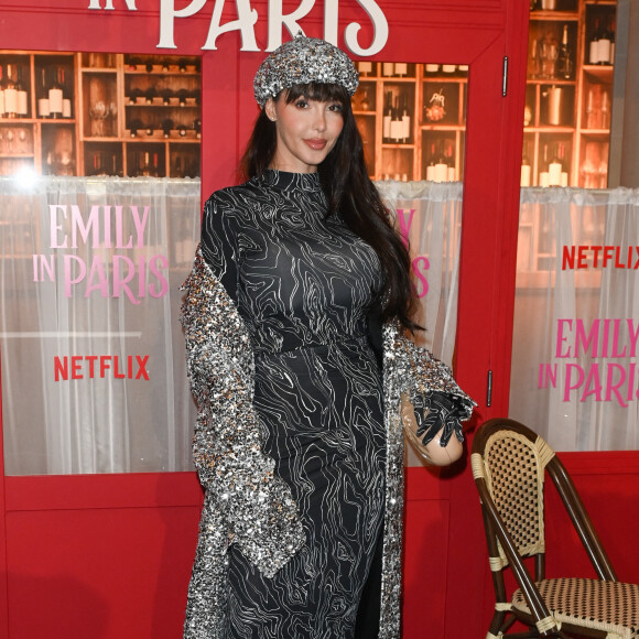 Nabilla Vergara - Avant-première du film Netflix "Emily in Paris" saison 3 au Théâtre des Champs Elysées à Paris. © Coadic Guirec/Bestimage 