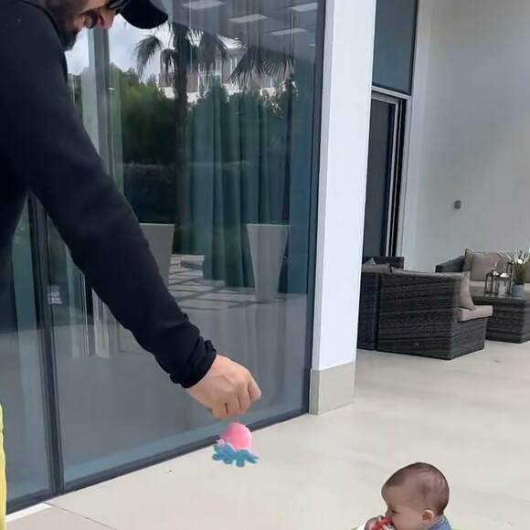 Leyann, le fils de Nabilla Benattia, dans un trotteur