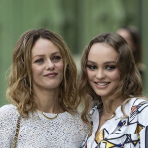 Vanessa Paradis et sa fille Lily-Rose Depp - Les célébrités au photocall du défilé "Chanel Cruise Collection" au Grand Palais. Paris. © Olivier Borde/Bestimage 