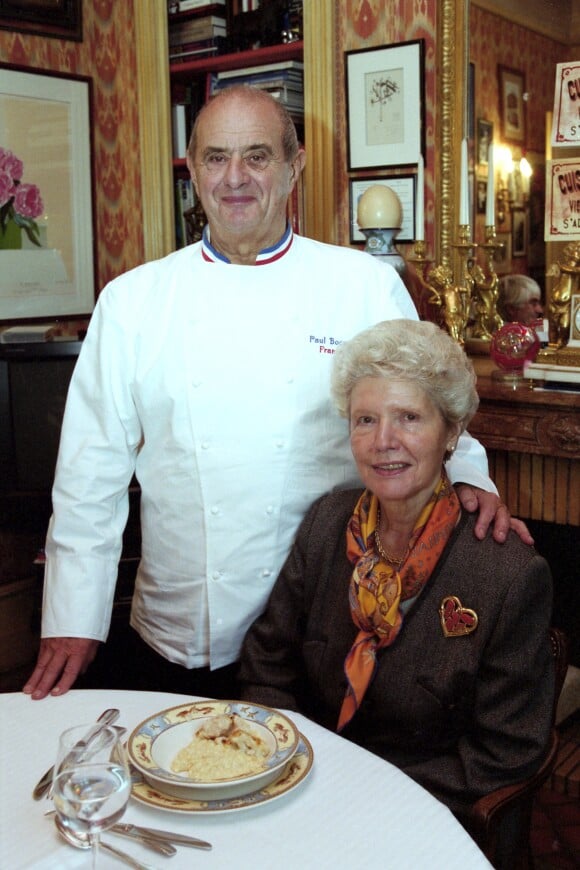 Paul Bocuse et sa femme Raymonde le 2 décembre 2001 à L'Auberge du Pont de Collonges, leur restaurant à Collonges-au-Mont-d'Or.