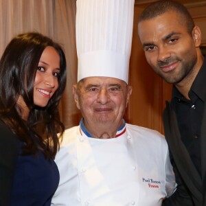 Paul Bocuse entouré de Tony Parker et sa compagne Axelle lors d'un cocktail au restaurant de Paul Bocuse L'auberge du Pont de Collonges le 26 septembre 2013.