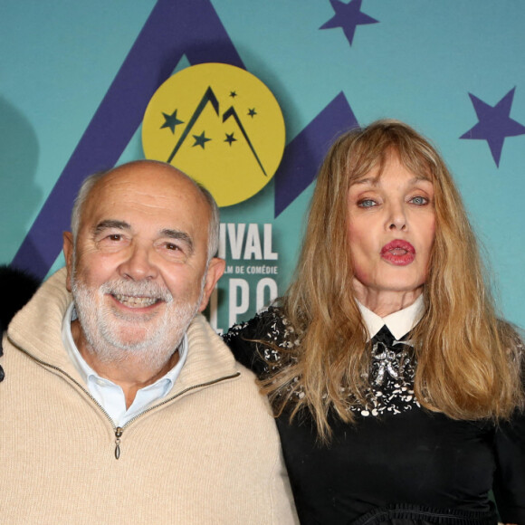 Gérard Jugnot, Arielle Dombasle pour le film Alibi. Com 2 au photocall de la cérémonie d'ouverture du 26ème festival international du film de comédie de l'Alpe d'Huez le 16 janvier 2023. © Dominique Jacovides / Bestimage