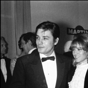 Alain Delon, sa femme Nathalie et Sacha Distel - 22ème nuit du cinéma au Théâtre Marigny en 1967