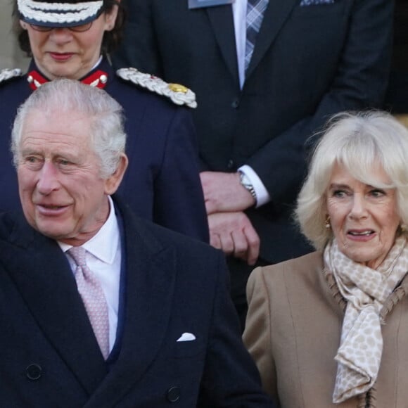 Le roi Charles III d'Angleterre en compagnie de Camilla Parker Bowles, reine consort d'Angleterre, est accueilli à sa descente du train royal à son arrivée à la gare Victoria Station à Manchester, le 20 janvier 2023. 