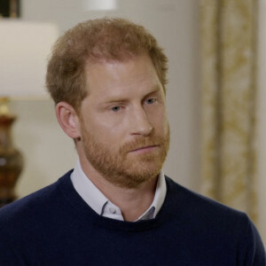 Le prince Harry esquive la question lors d'une interview à la télévision britannique sur le couronnement de son père. 