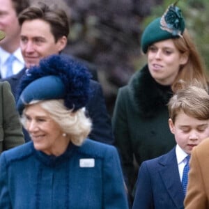 Le prince William, prince de Galles, Catherine (Kate) Middleton, princesse de Galles, le prince George de Galles, la princesse Charlotte de Galles, le roi Charles III d'Angleterre et Camilla Parker Bowles, reine consort d'Angleterre - La famille royale d'Angleterre assiste au service religieux de Noël à l'église St Mary Magdalene à Sandringham, Norfolk, Royaume Uni, le 25 décembre 2022. 