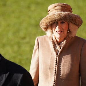 Le roi Charles III d'Angleterre et Camilla Parker Bowles, reine consort d'Angleterre, rencontrent Ryan Reynolds et Rob McElhenney lors de leur visite du Wrexham Association Football Club, le 9 décembre 2022. Le roi et la reine consort conversent avec les deux propriétaires et acteurs hollywoodiens ainsi que les joueurs pour en savoir plus sur le réaménagement du club, dans le cadre de leur visite à Wrexham. 