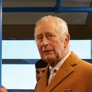 Le roi Charles III d'Angleterre, visite la gare de Luton DART Parkway pour inaugurer le nouveau système de transport en commun qui reliera la gare ferroviaire de Luton Airport Parkway à l'aéroport de Londres Luton. Le 6 décembre 2022. 