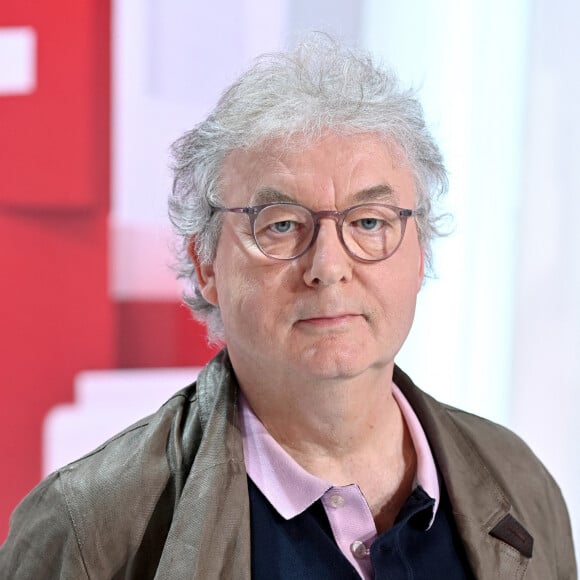 Exclusif - Dominique Besnehard - Enregistrement de l'émission "Vivement Dimanche" présentée par M.Drucker et diffusée le 1er mai sur France 2. Le 16 avril 2022 © Guillaume Gaffiot / Bestimage