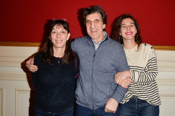 Corinne et Gilles Benizio (Shirley et Dino) et leur fille Elisa lors des 33es Rencontres du théâtre privé : présentation de la seconde partie de saison 2016-2017 pendant une conférence de presse au Théâtre de Paris, à Paris, le 17 janvier 2017.