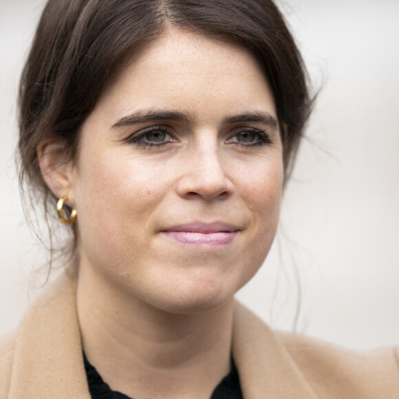 La princesse Eugenie d'York, avec la co-fondatrice du collectif anti-esclavagiste Julia de Boinville, lors d'une visite de l'exposition d'art du collectif anti-esclavagiste à Trafalgar Square à Londres. Le 17 octobre 2022. 