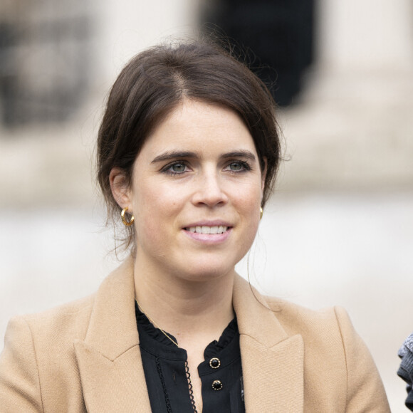 La princesse Eugenie d'York, avec la co-fondatrice du collectif anti-esclavagiste Julia de Boinville, lors d'une visite de l'exposition d'art du collectif anti-esclavagiste à Trafalgar Square à Londres. Le 17 octobre 2022. 