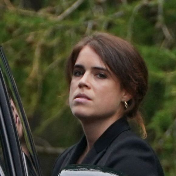 Princesse Eugenie d'York et Princesse Beatrice d'York - La famille royale d'Angleterre à son arrivée à la messe en l'honneur de la reine Elisabeth II d'Angleterre en l'église Crathie Kirk à Balmoral. Le 10 septembre 2022 