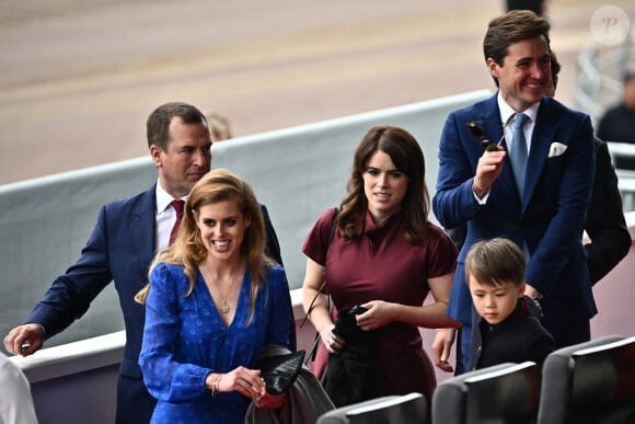 Peter Phillips, la princesse Beatrice et la princesse Eugenie d'York, Christopher Woolf,Edoardo Mapelli Mozzi - La famille royale d'Angleterre lors de la parade devant le palais de Buckingham, à l'occasion du jubilé de la reine d'Angleterre. Le 5 juin 2022 