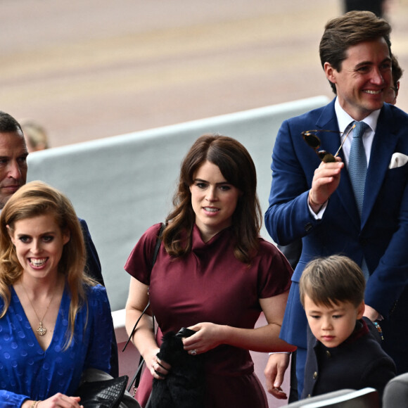 Peter Phillips, la princesse Beatrice et la princesse Eugenie d'York, Christopher Woolf,Edoardo Mapelli Mozzi - La famille royale d'Angleterre lors de la parade devant le palais de Buckingham, à l'occasion du jubilé de la reine d'Angleterre. Le 5 juin 2022 
