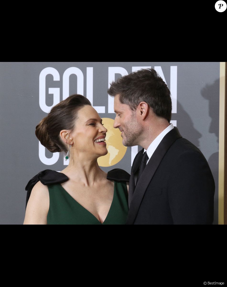 Hilary Swank et Philip Schneider au photocall de la 80ème cérémonie des Golden Globes, au "Beverly Hilton" à Los Angeles, le 10 janvier 2023.