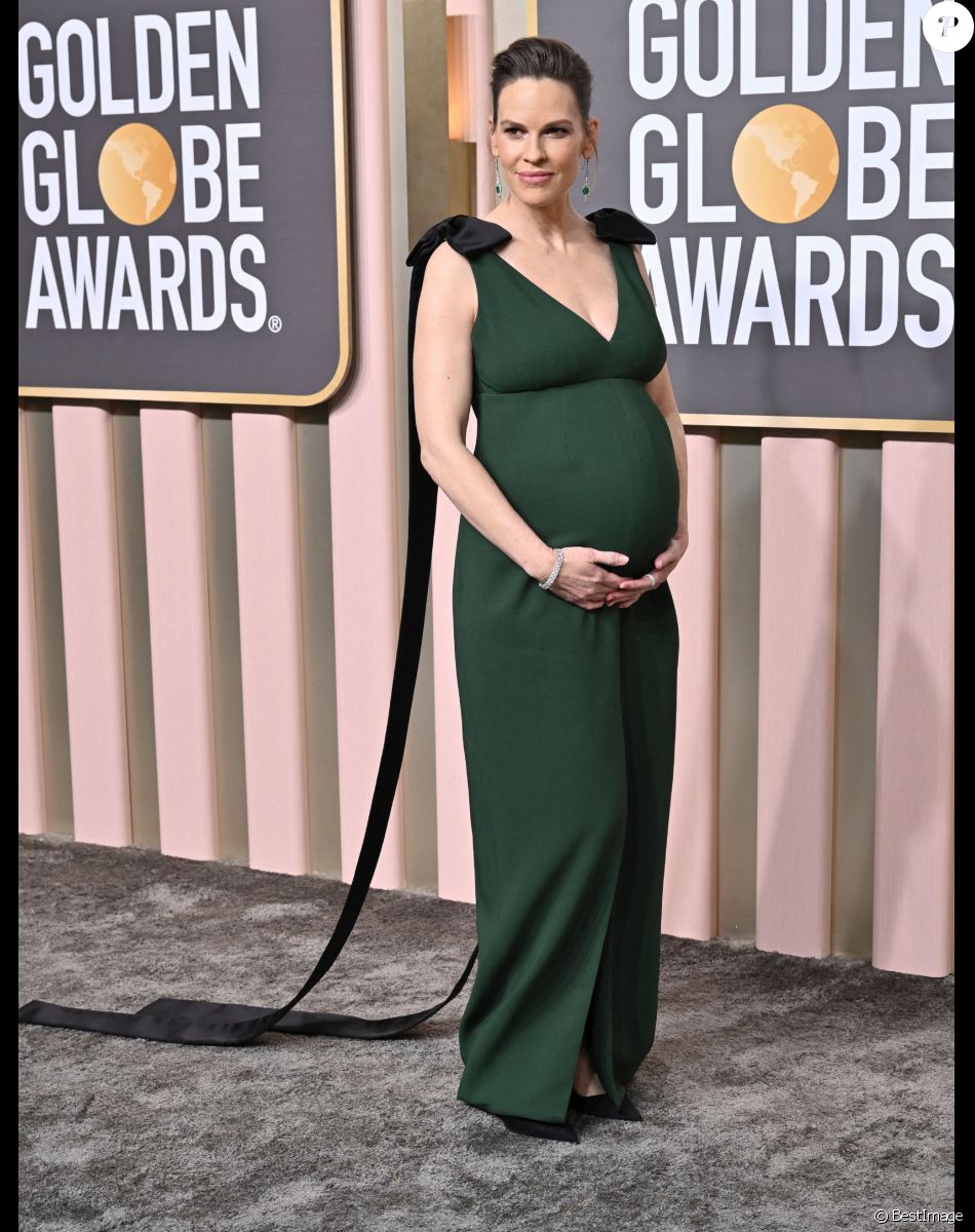 Hilary Swank (enceinte) au photocall de la 80ème cérémonie des Golden Globes, au "Beverly Hilton" à Los Angeles, le 10 janvier 2023.