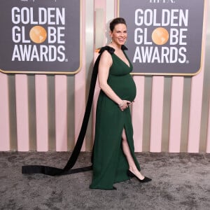 Hilary Swank (enceinte) au photocall de la 80ème cérémonie des Golden Globes, au "Beverly Hilton" à Los Angeles, le 10 janvier 2023. 