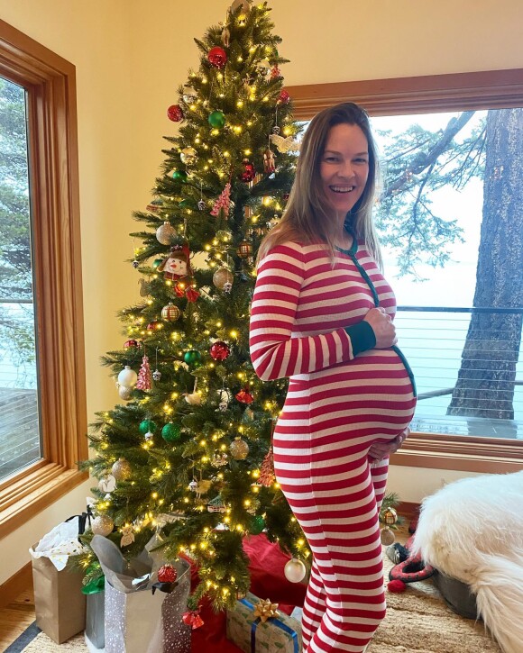 Hilary Swank dévoile son baby bump sur Instagram. Le 25 décembre 2022.