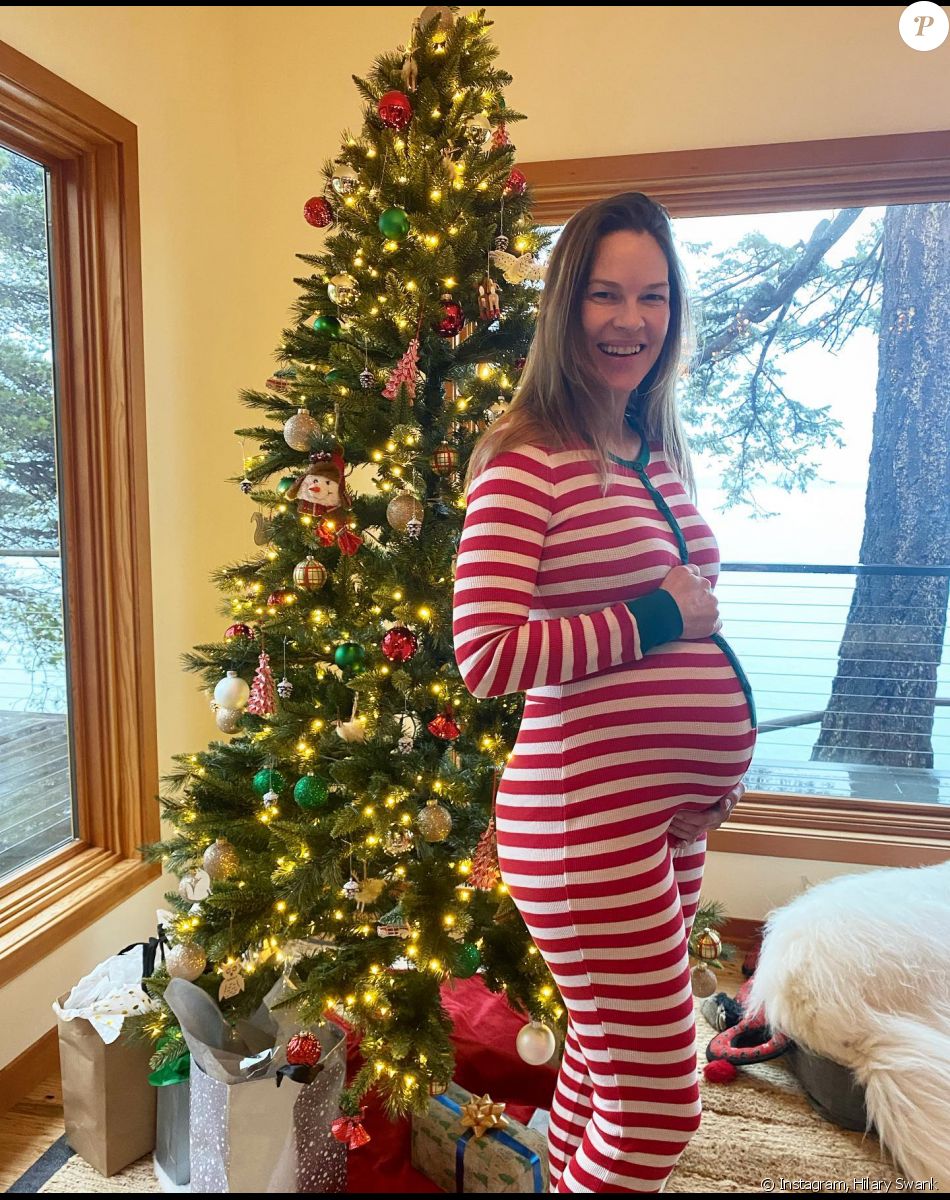 Hilary Swank dévoile son baby bump sur Instagram. Le 25 décembre 2022.