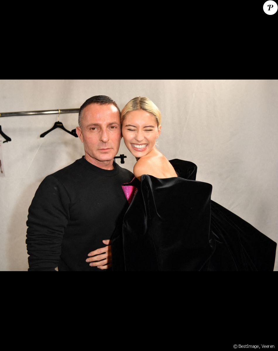 Alexandre Vauthier et Iris Law - Backstage du défilé de mode Haute-Couture Alexandre Vauthier au 50 boulevard Lefebvre lors de la Fashion Week Printemps-été 2023 de Paris, France, le 24 janvier 2023. © Veeren/Bestimage