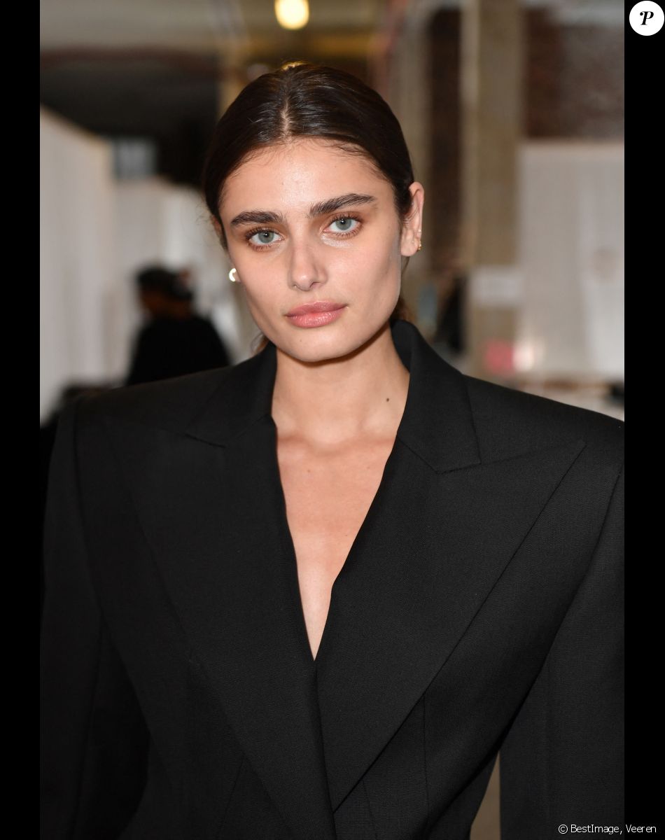 Taylor Hill - Backstage du défilé de mode Haute-Couture Alexandre Vauthier au 50 boulevard Lefebvre lors de la Fashion Week Printemps-été 2023 de Paris, France, le 24 janvier 2023. © Veeren/Bestimage