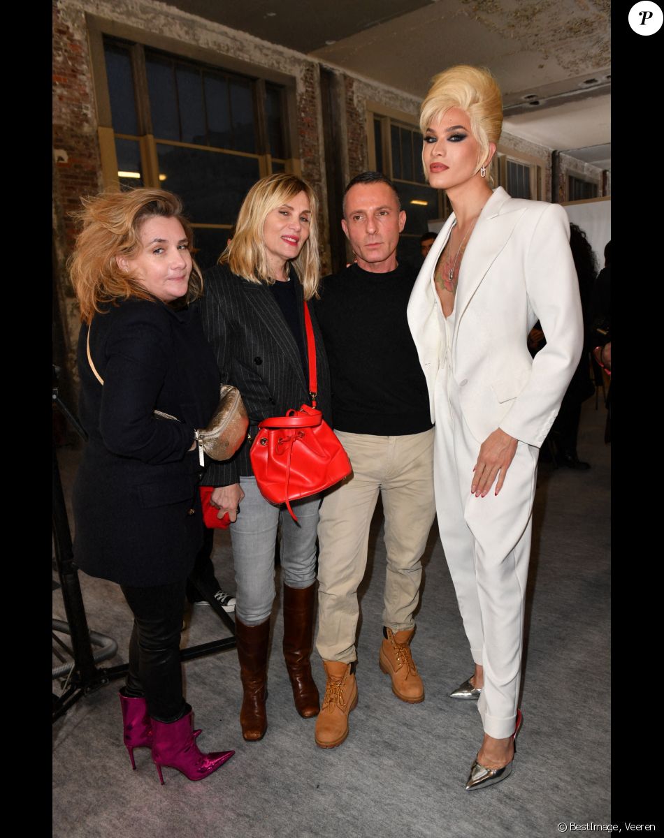 Marie-Amélie Seigner, Emmanuelle Seigner, Alexandre Vauthier et Miss Fame - Backstage du défilé de mode Haute-Couture Alexandre Vauthier au 50 boulevard Lefebvre lors de la Fashion Week Printemps-été 2023 de Paris, France, le 24 janvier 2023. © Veeren/Bestimage