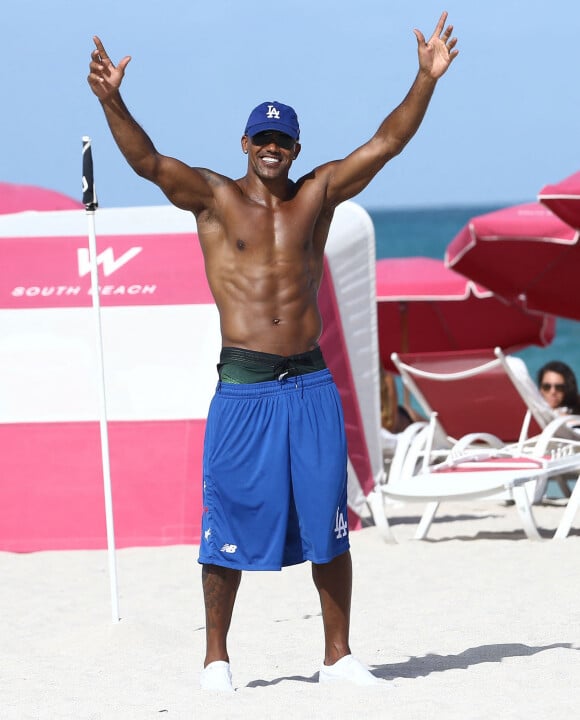 Shemar Moore sur la plage avec une amie à Miami, le 2 juillet 2015.