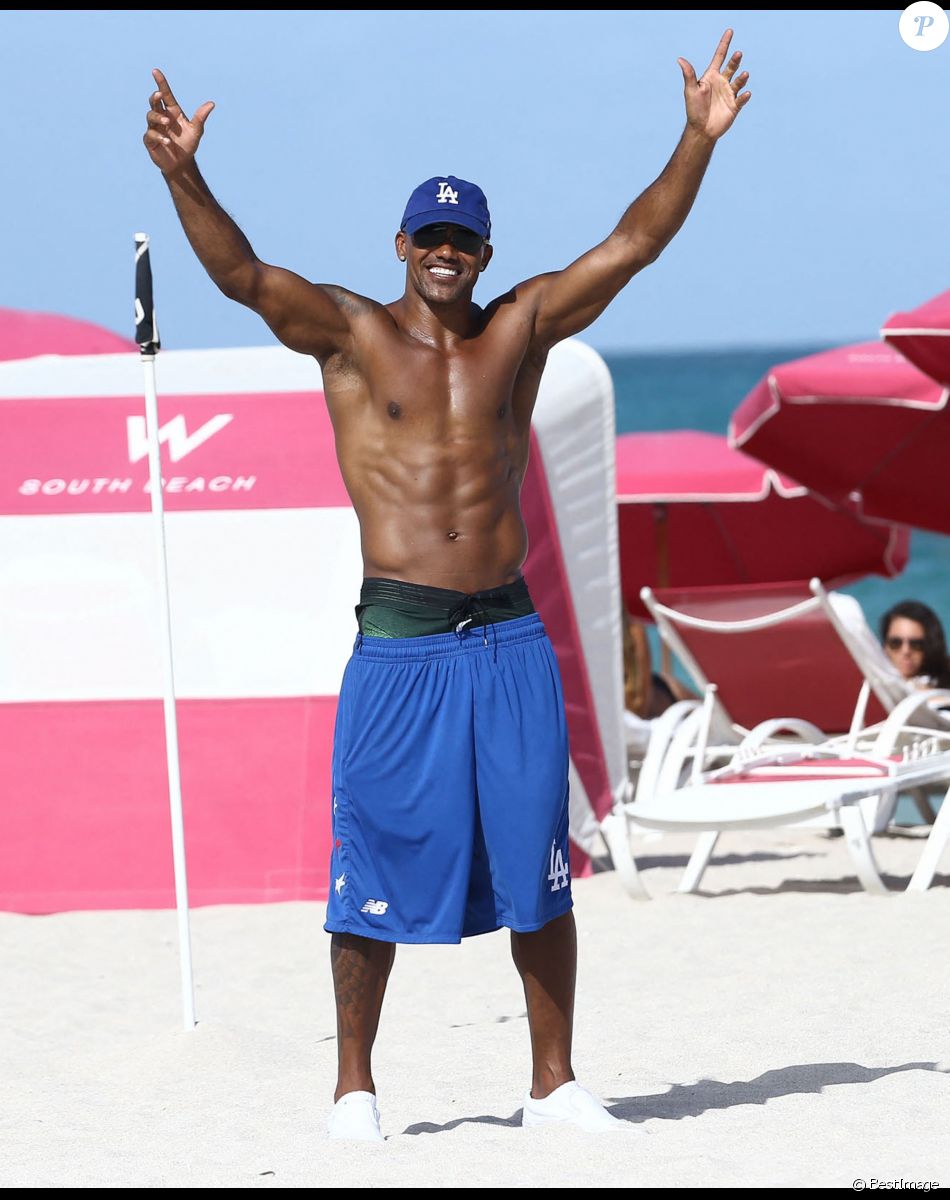 Shemar Moore sur la plage avec une amie à Miami, le 2 juillet 2015.