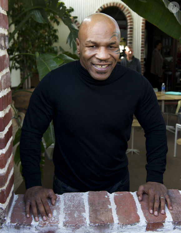 Info - Mike Tyson visé par une nouvelle plainte pour viol - Info - Mike Tyson remonte sur le ring à 54 ans pour un combat exhibition - Mike Tyson pose lors de sa conference de presse pour la sortie de son autobiographie « Mike Tyson : la verite rien d’autre » a Los Angeles, le 26 novembre 2013.