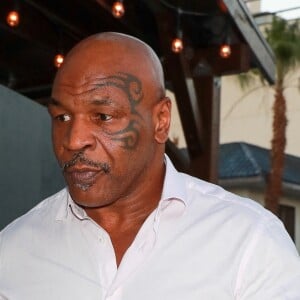 Info - Mike Tyson visé par une nouvelle plainte pour viol - Exclusif - Mike Tyson arrive au restaurant Craig's à West Hollywood, Los Angeles, le 21 septembre 2021.