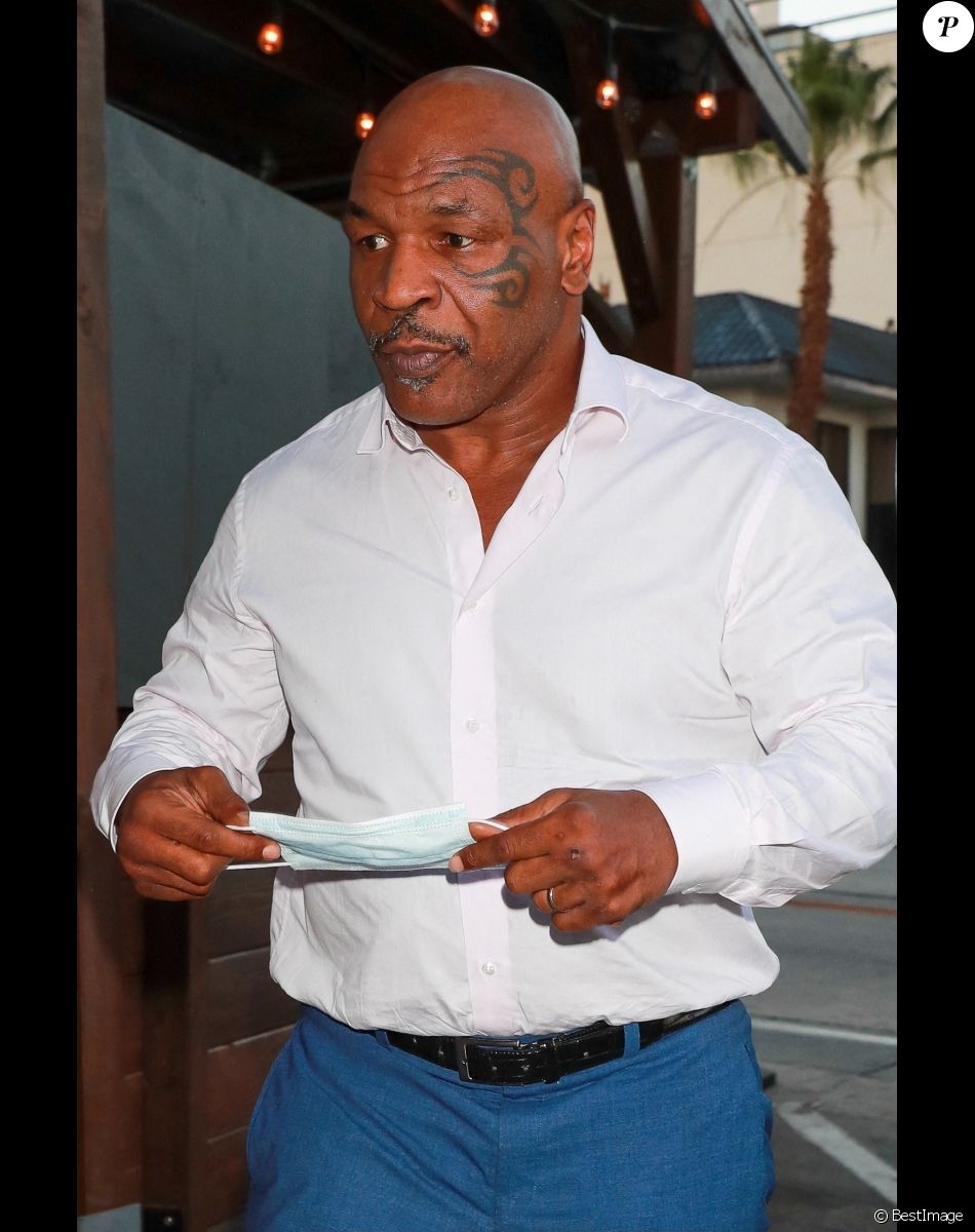 Info - Mike Tyson visé par une nouvelle plainte pour viol - Exclusif - Mike Tyson arrive au restaurant Craig's à West Hollywood, Los Angeles, le 21 septembre 2021.