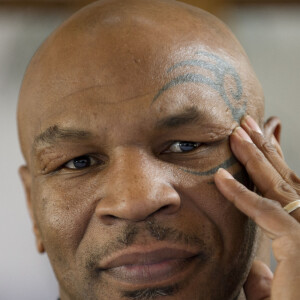 Info - Mike Tyson visé par une nouvelle plainte pour viol - Info - Mike Tyson remonte sur le ring à 54 ans pour un combat exhibition - Mike Tyson pose lors de sa conference de presse pour la sortie de son autobiographie « Mike Tyson : la verite rien d’autre » a Los Angeles, le 26 novembre 2013.