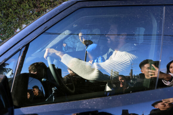Gerard Piqué est en voiture avec son fils Milan le jour de son anniversaire (10 ans) à Barcelone le 22 janvier 2023.