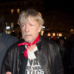 Le chanteur Renaud (Renaud Séchan) participe à un rassemblement spontané en hommage aux victimes des attentats de Charlie Hebdo Place de la République, à Paris, le 7 janvier 2016,