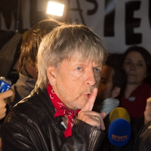 Le chanteur Renaud (Renaud Séchan) participe à un rassemblement spontané en hommage aux victimes des attentats de Charlie Hebdo Place de la République, à Paris, le 7 janvier 2016, scandant le slogan "même pas peur" un an jour pour jour après l'attaque terroriste.