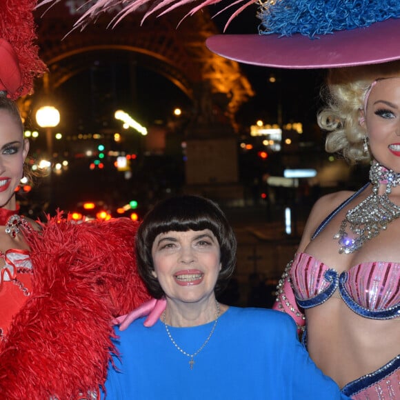 Mireille Mathieu et les danseuses du Moulin Rouge - Backstage du concert anniversaire des 130 ans de la Tour Eiffel à Paris. Le 2 octobre 2019. © Perusseau-Veeren/ Bestimage