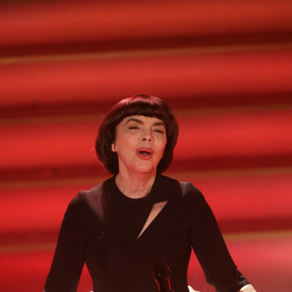 Mireille Mathieu dans  l'émission de télévision "100 000 Lights of Advent" à Suhl en Allemagne, le 1er décembre 2018.