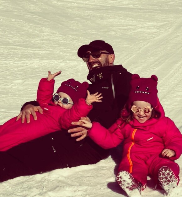 Justin de "Mariés au premier regard" avec ses filles Romy et Zélie au ski
