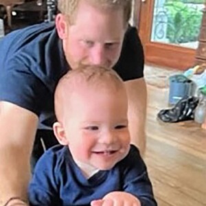 Le prince Harry, duc de Sussex et Meghan Markle, duchesse de Sussex, dévoilent des photos et des vidéos inédites de leur fils Archie dans "Harry & Meghan" (Netflix).